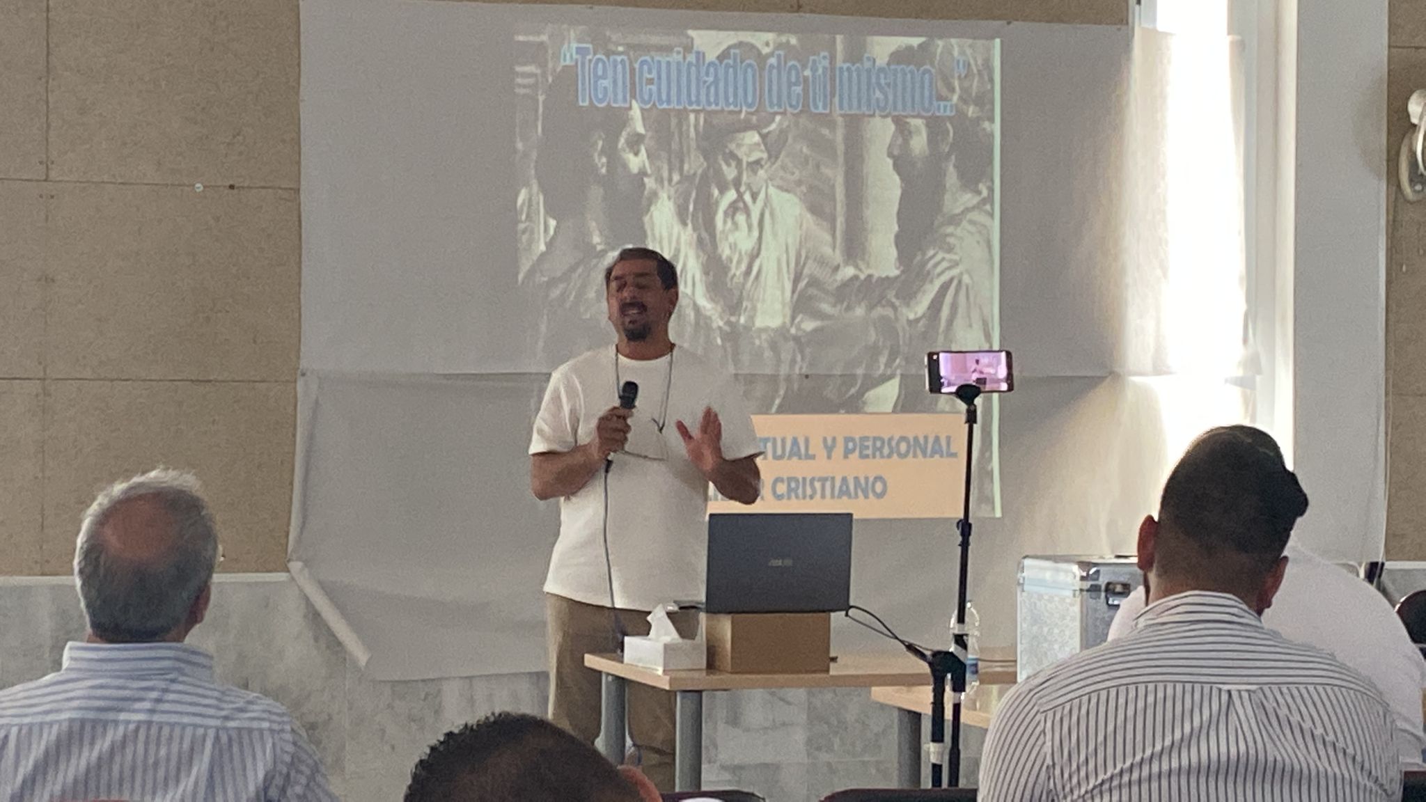 Hno. Francisco administrando la ponencia "Y tú cuida de ti mismo"